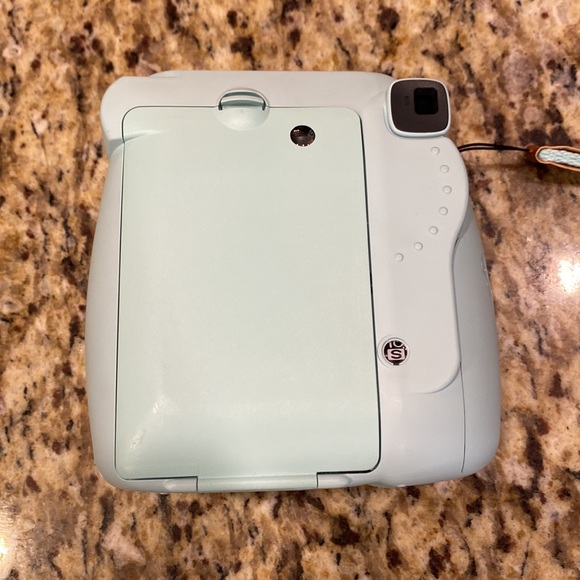 A blue polaroid camera Mini 9 barely ever used and no stains - Picture 8 of 10